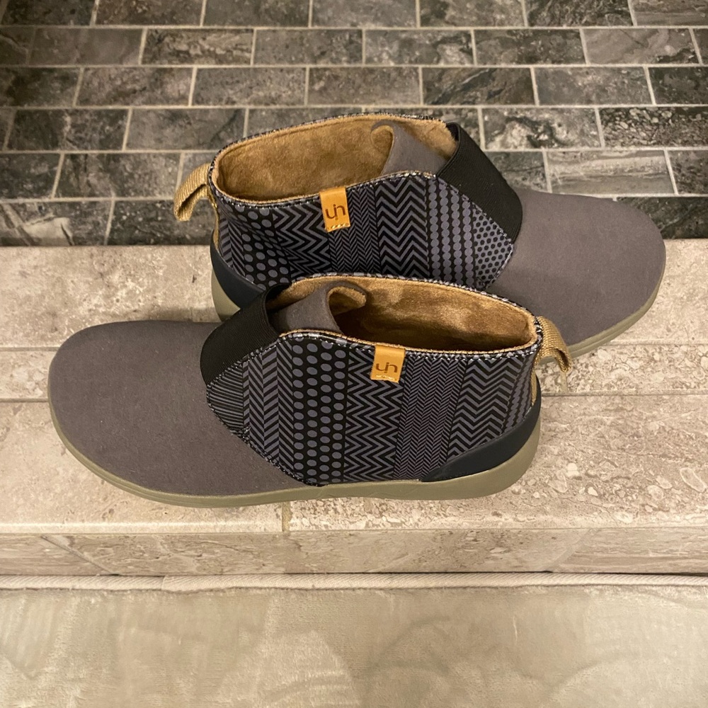 UIN ankle boots. Never worn. 6.5. - Picture 2 of 4